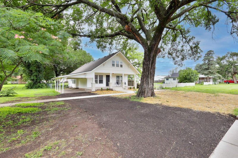 421 S Walnut St, Douglass, KS 67039