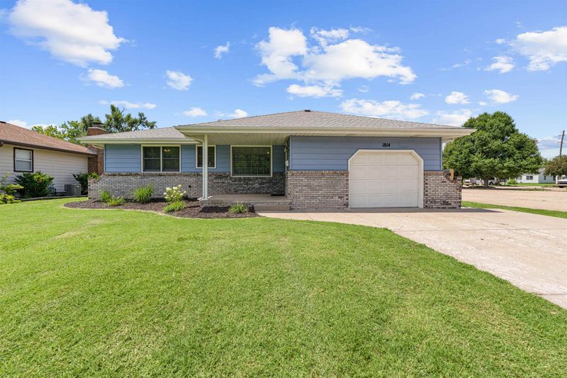 1814 Roach St, Salina, KS 67401