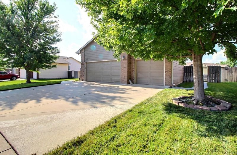 870 E Winding Lane St, Derby, KS 67037