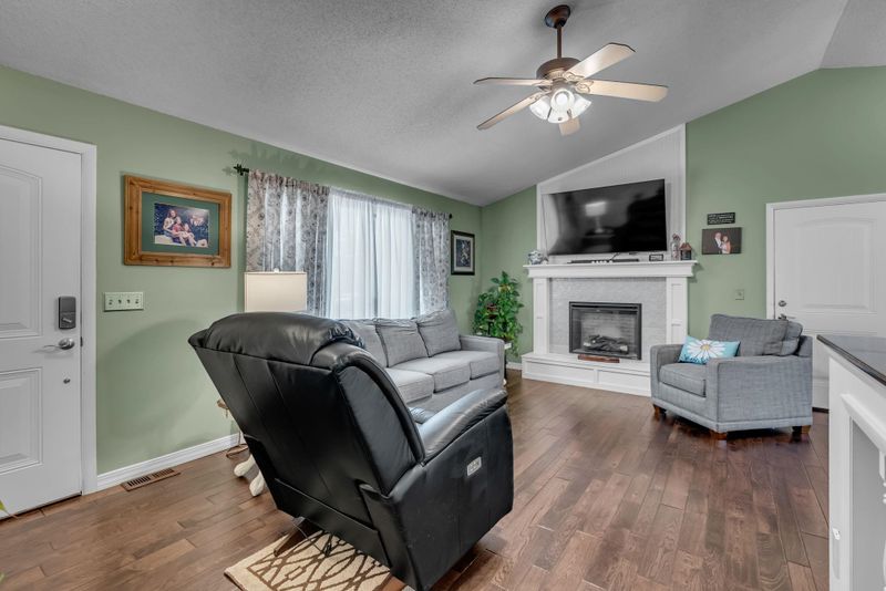 706 E Karla Ct, Haysville, KS 67060