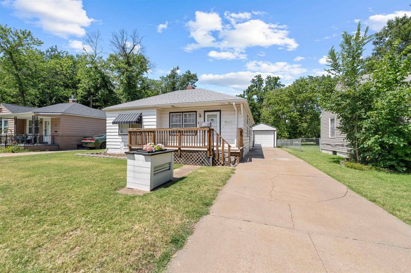932 Merrill St, Salina, KS 67401