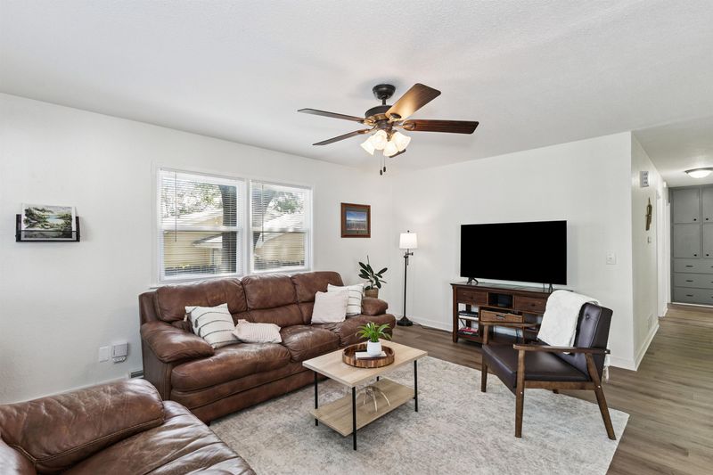 6012 E Perryton St, Bel Aire, KS 67220