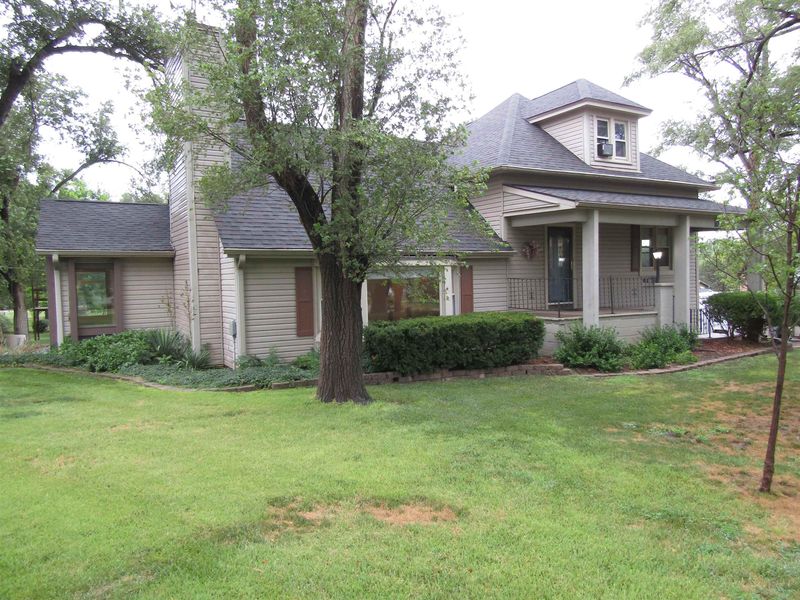 1122 S Marymount Rd, Salina, KS 67401