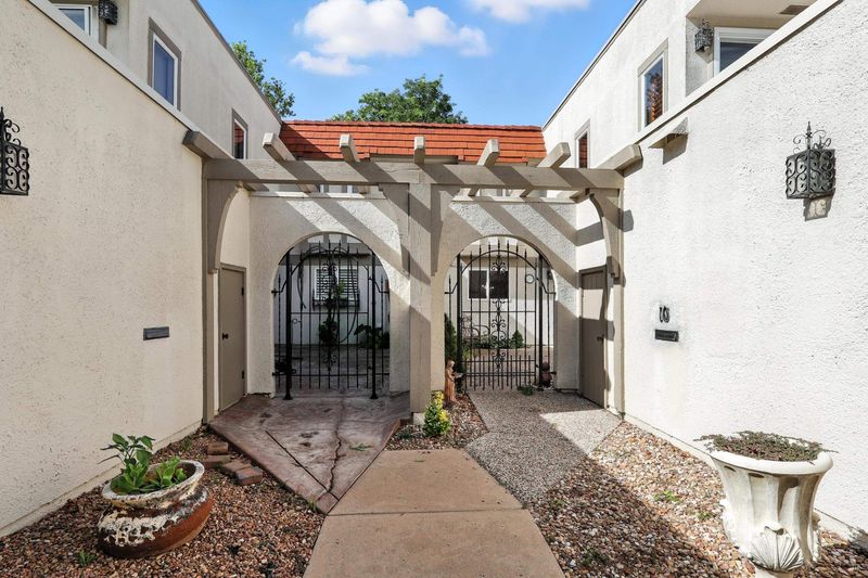 10 E Via Roma Dr, Wichita, KS 67230