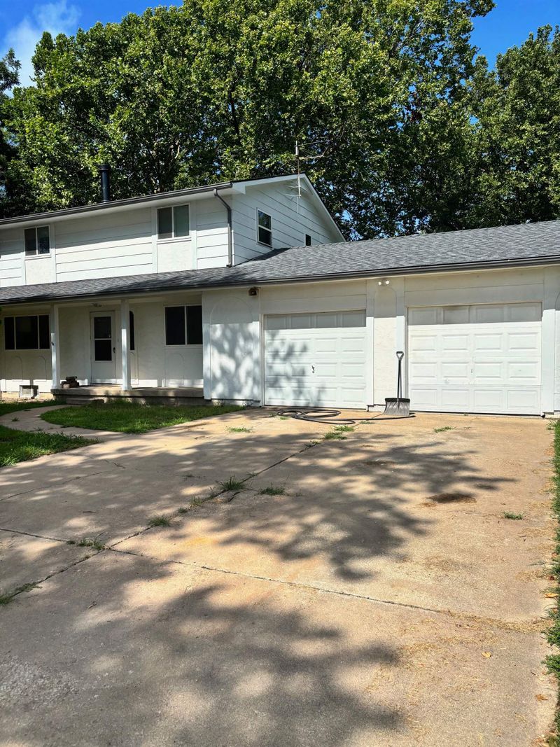 10475 S Hillside St, Mulvane, KS 67110