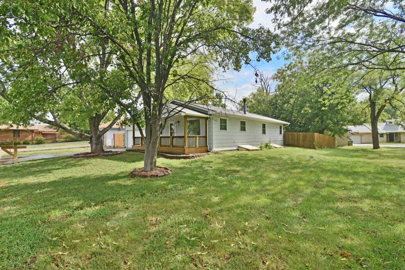 3 Park Ct, Valley Center, KS 67147
