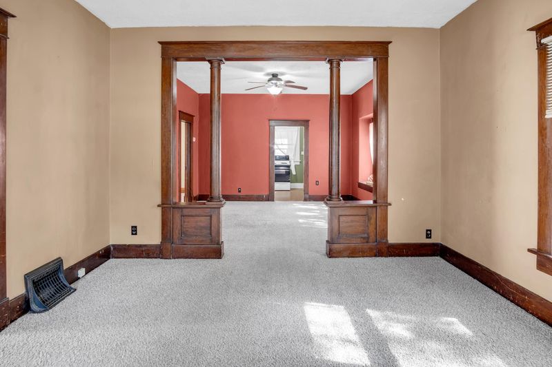 128 E 9th St, Newton, KS 67114