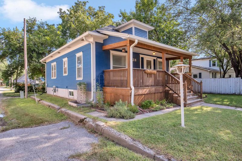128 E 9th St, Newton, KS 67114