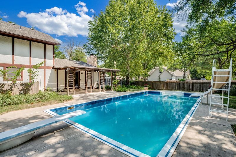 1020 E James St, Derby, KS 67037