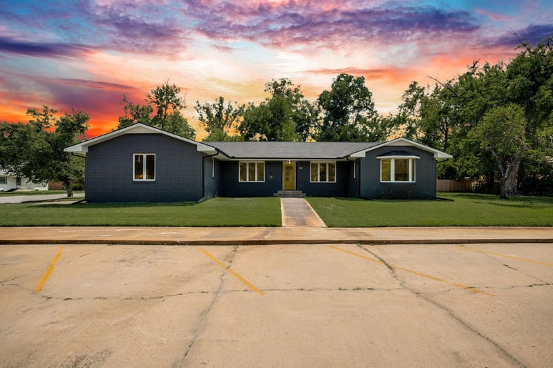 403 W 4th St, Halstead, KS 67056