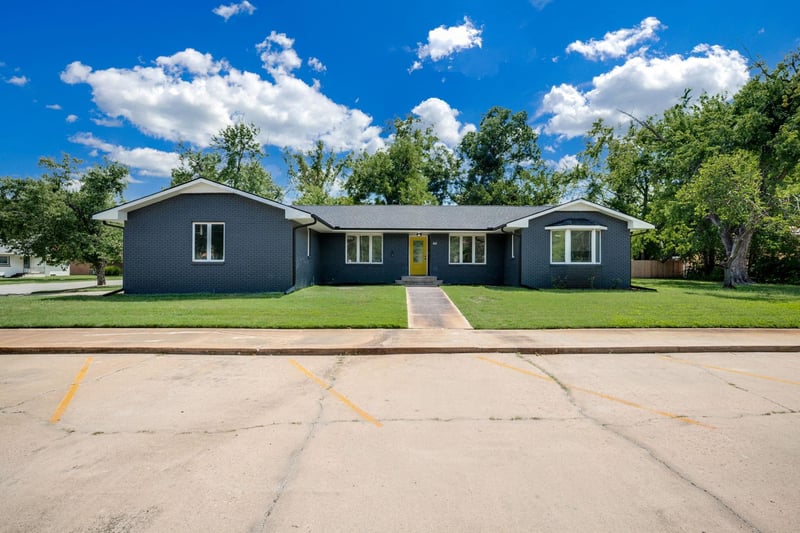 403 W 4th St, Halstead, KS 67056