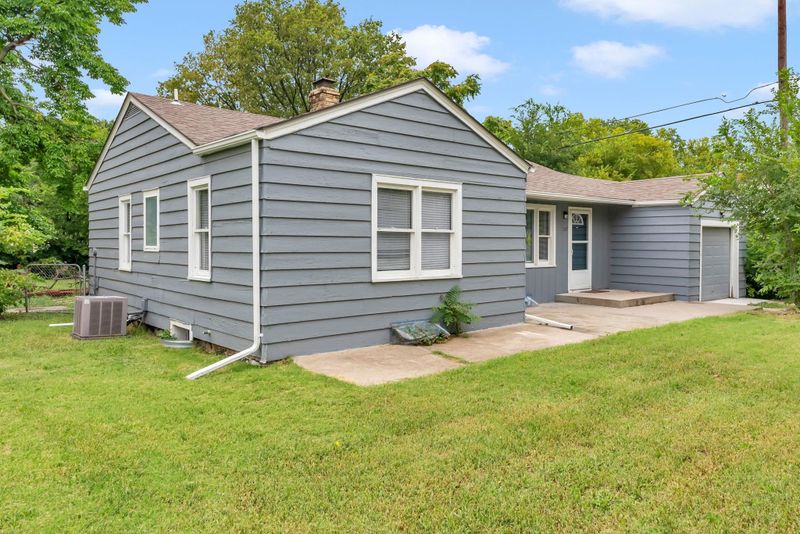 1027 S Pine St, Newton, KS 67114