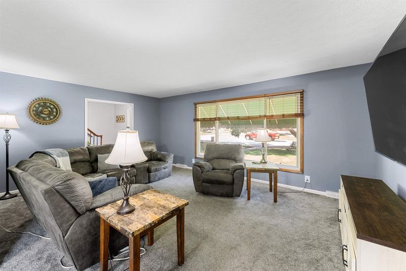 619 Briarcliff Rd, Salina, KS 67401