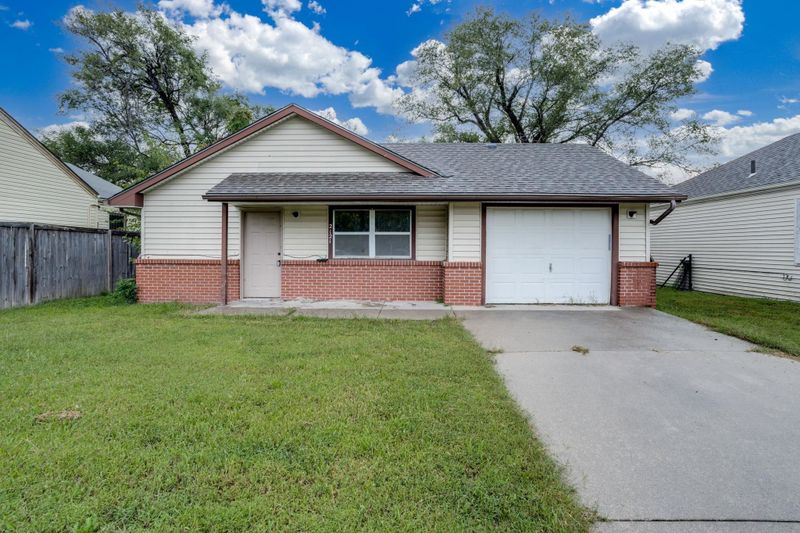 2121 E Murdock Ave, Wichita, KS 67214