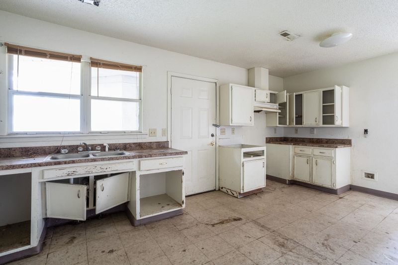 2121 E Murdock Ave, Wichita, KS 67214