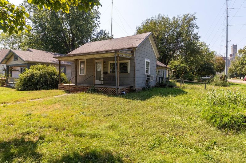 902 S C, Wellington, KS 67152
