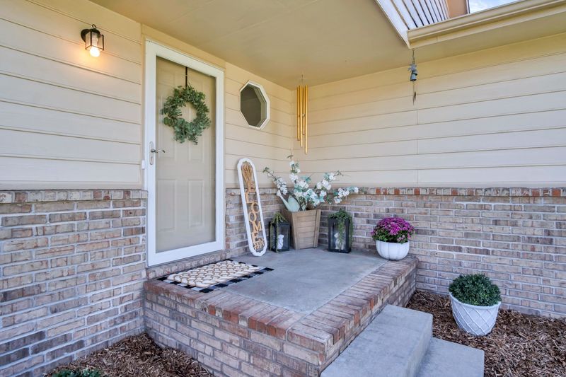 225 Sutton Dr, Newton, KS 67114