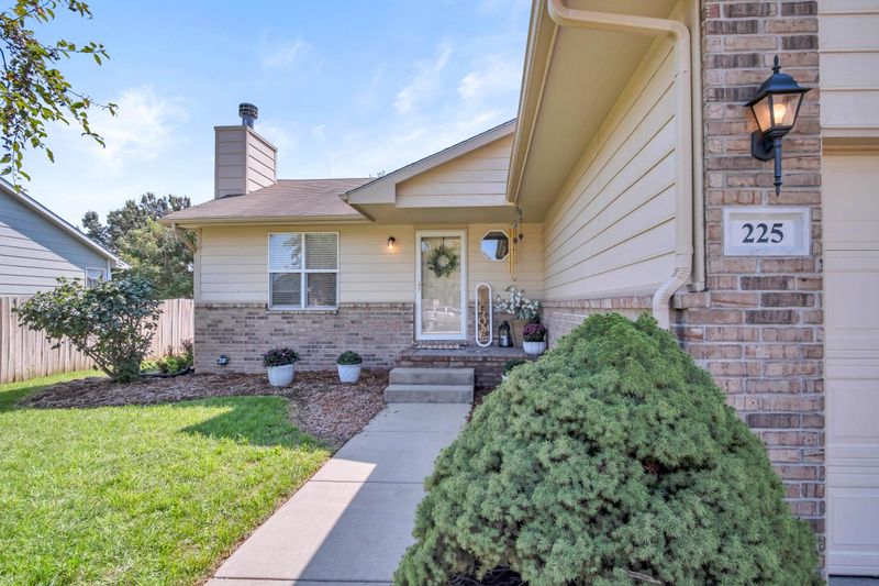225 Sutton Dr, Newton, KS 67114