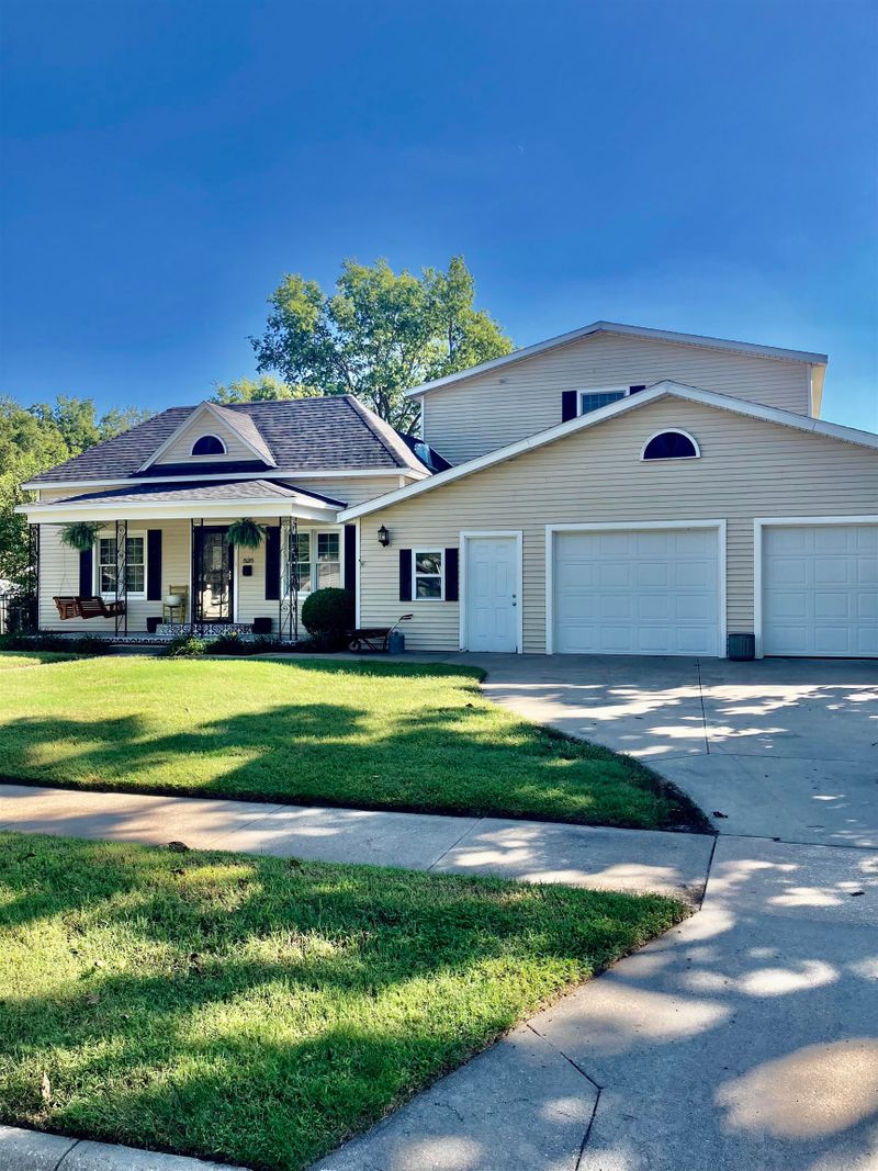 525 W 5th St, Newton, KS 67114