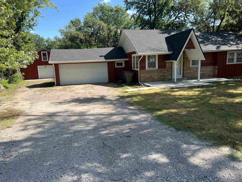 606 N Lakeside Dr, Andover, KS 67002