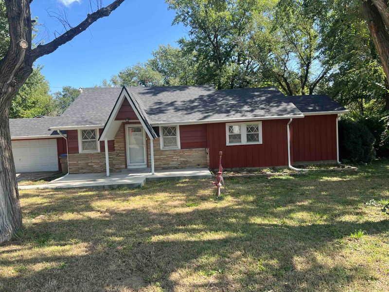 606 N Lakeside Dr, Andover, KS 67002