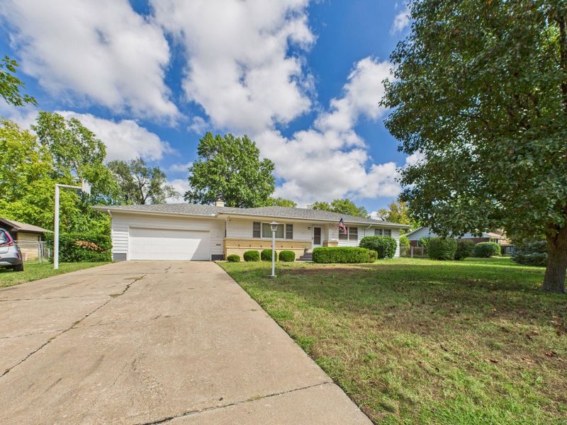 1606 Sunset Dr, Augusta, KS 67010