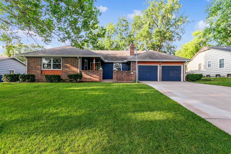931 E Wedgewood Dr, Derby, KS 67037