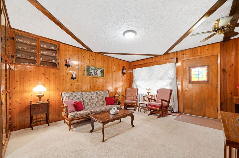 449 W 4th St, Haysville, KS 67060