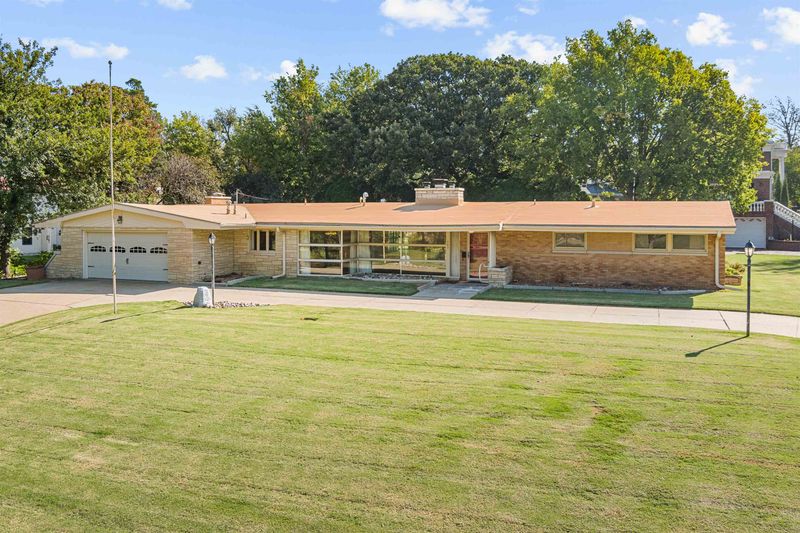 403 E Park Ln, Salina, KS 67401