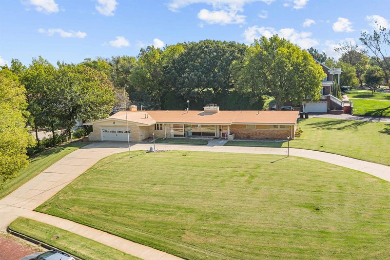 403 E Park Ln, Salina, KS 67401