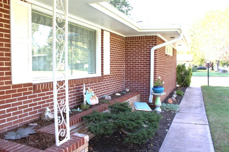887 N Denmark Ave, Wichita, KS 67212