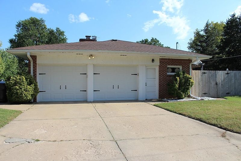 887 N Denmark Ave, Wichita, KS 67212