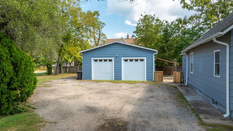 820 N High St, Newton, KS 67114