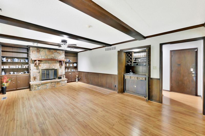 1118 E Oakwood Ct, Derby, KS 67037