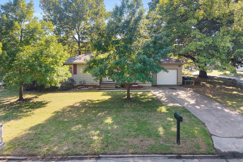 825 W 5th St, Newton, KS 67114
