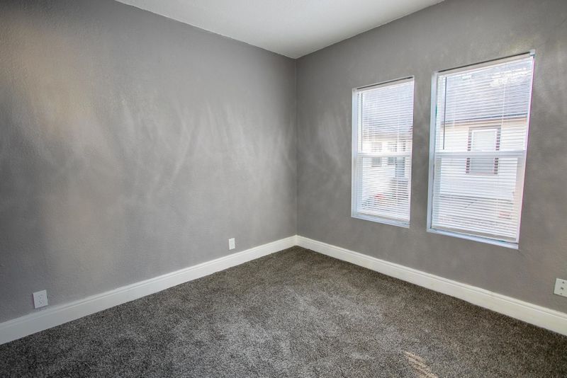 1030 E 6th St, Newton, KS 67114