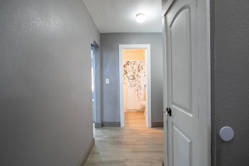 1030 E 6th St, Newton, KS 67114