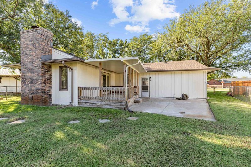 609 Berkshire Dr, Salina, KS 67401