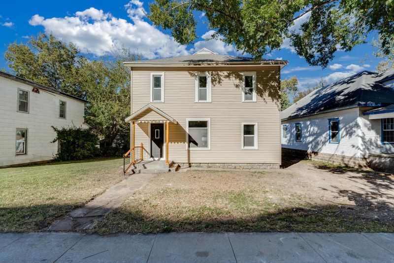 320 E 7th St, Newton, KS 67114-2702