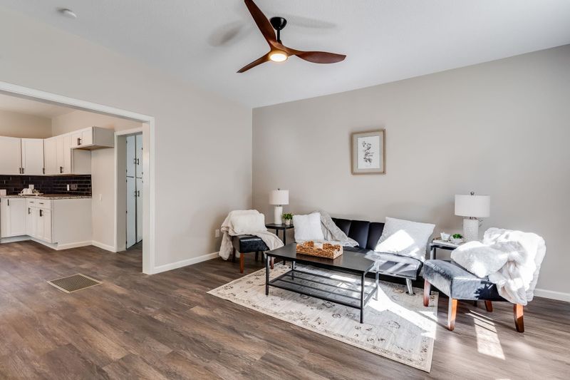320 E 7th St, Newton, KS 67114-2702
