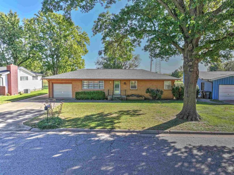 2202 Edgemont Dr, Arkansas City, KS 67005