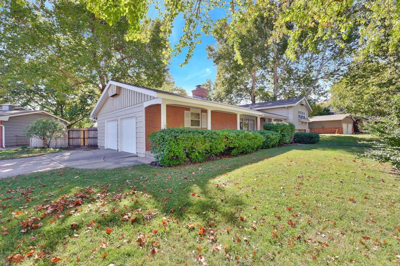 6223 E Perryton St, Bel Aire, KS 67220