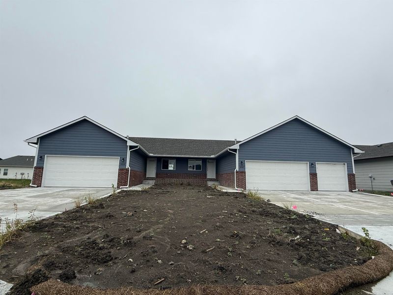 9207-9209 Fox Pointe Ct, Bel Aire, KS 67226