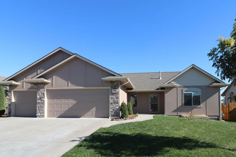 978 N Cedar Brook Cir, Mulvane, KS 67110