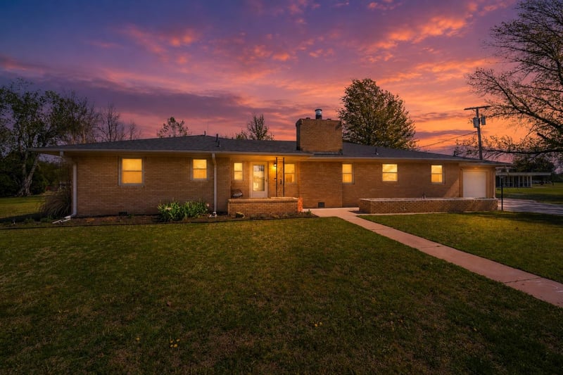 405 Circle Dr, Wellington, KS 67152