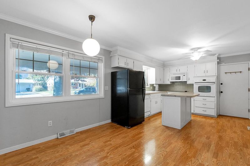 1146 N Wood Ave, Wichita, KS 67212-4054
