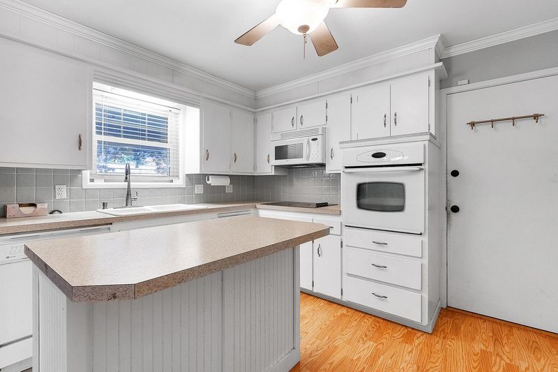 1146 N Wood Ave, Wichita, KS 67212-4054