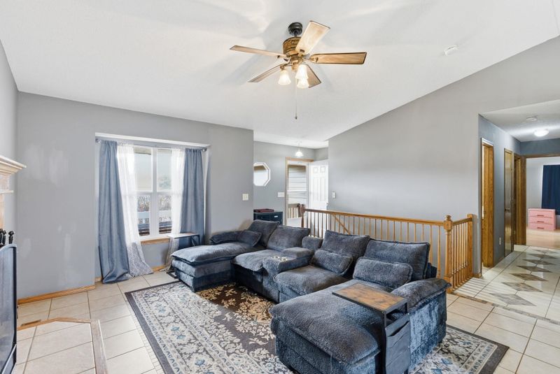 230 Sutton Dr, Newton, KS 67114