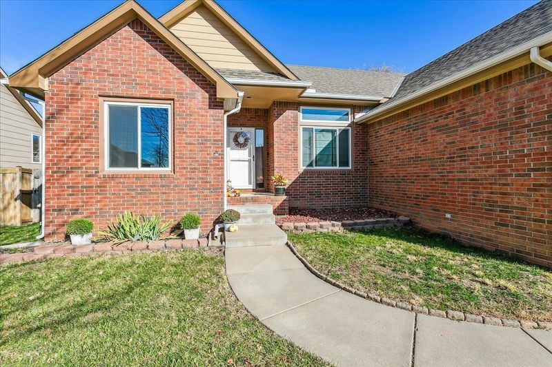 2218 E Sommerhauser Cir, Derby, KS 67037