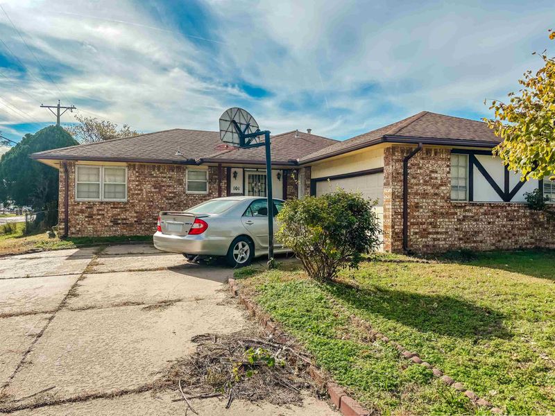 101 W 30th, Wichita, KS 67217